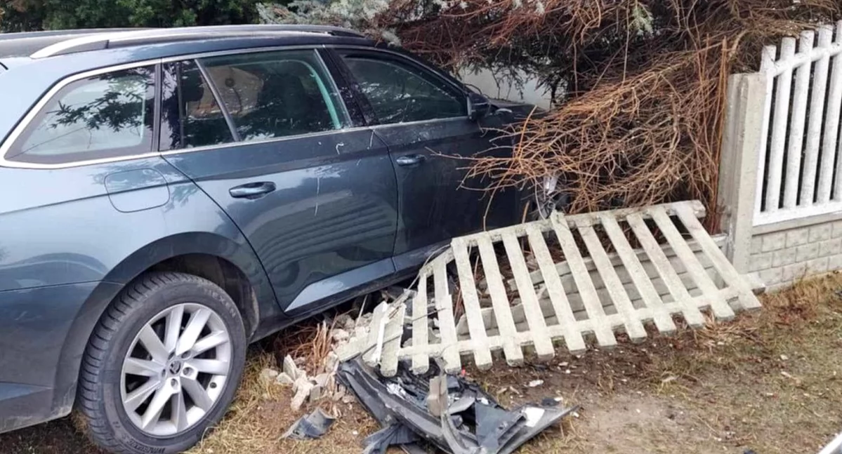RADOSZYCE. Czołowe zderzenie skody z volvo - tym się kończy wymuszenie pierwszeństwa przejazdu [ZDJĘCIA]