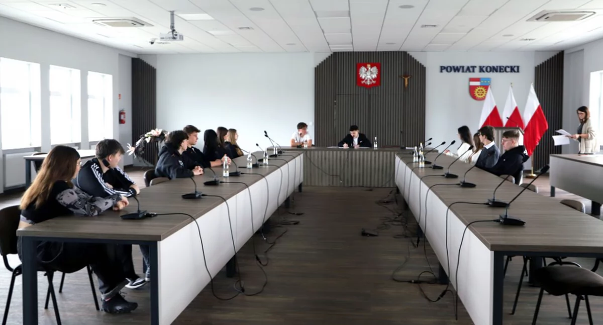 Obradowała Młodzieżowa Rada Powiatu w Końskich. Rezygnacja radnej. Propozycja na Dzień Wagarowicza