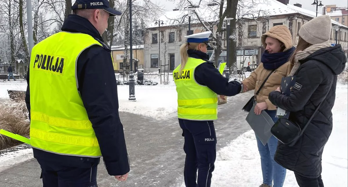 KOŃSKIE. Odblask na walentynki. Policjanci rozdawali przechodniom elementy odblaskowe [ZDJĘCIA]