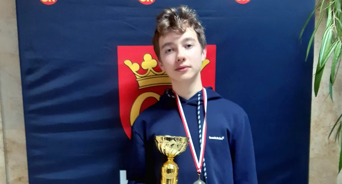Piotr Kowalczyk ze Stąporkowa wicemistrzem Kielc w kategorii juniorów w szachach klasycznych! [ZDJĘCIA]