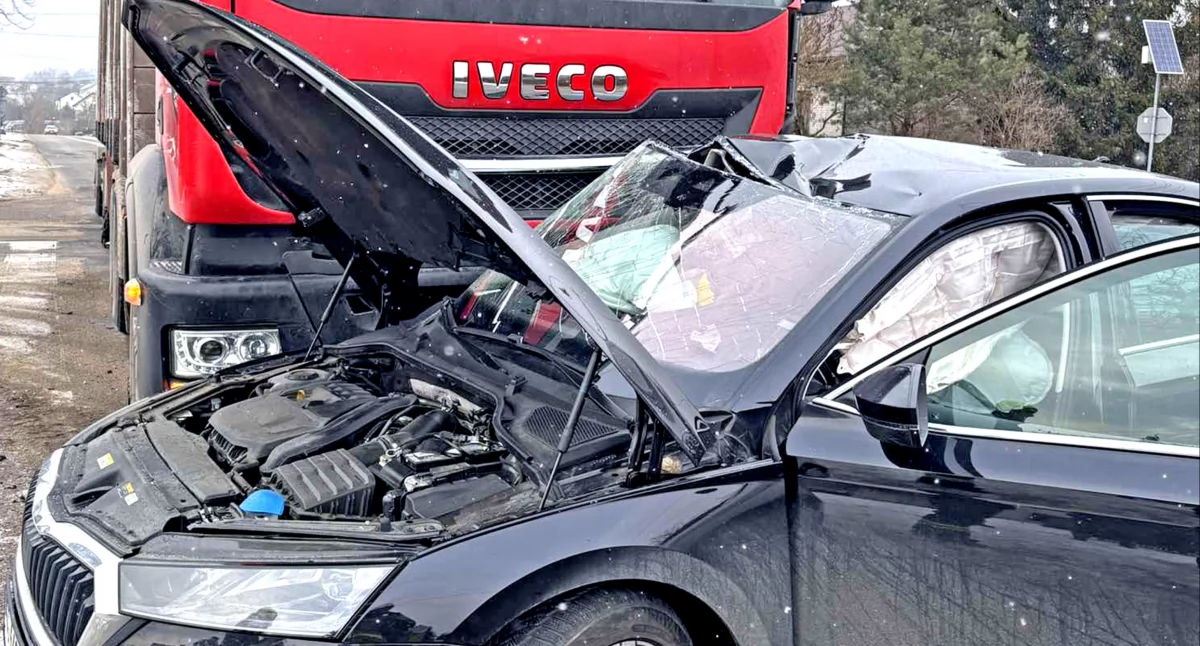 Wypadek w Wólce. Zderzenie ciężarówki z autem osobowym. Poszkodowana trafiła do szpitala [ZDJĘCIA]