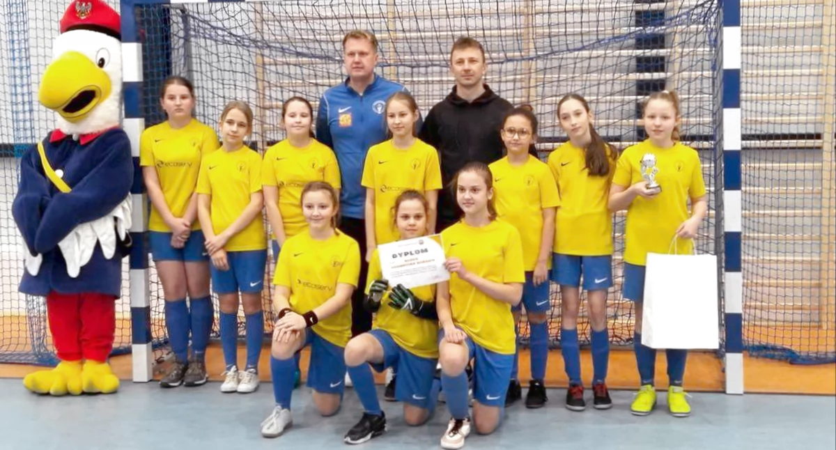Dziewczęta z Akademii Piłkarskiej Champions Końskie zdobywały doświadczenie w halowym turnieju piłki nożnej w Połańcu