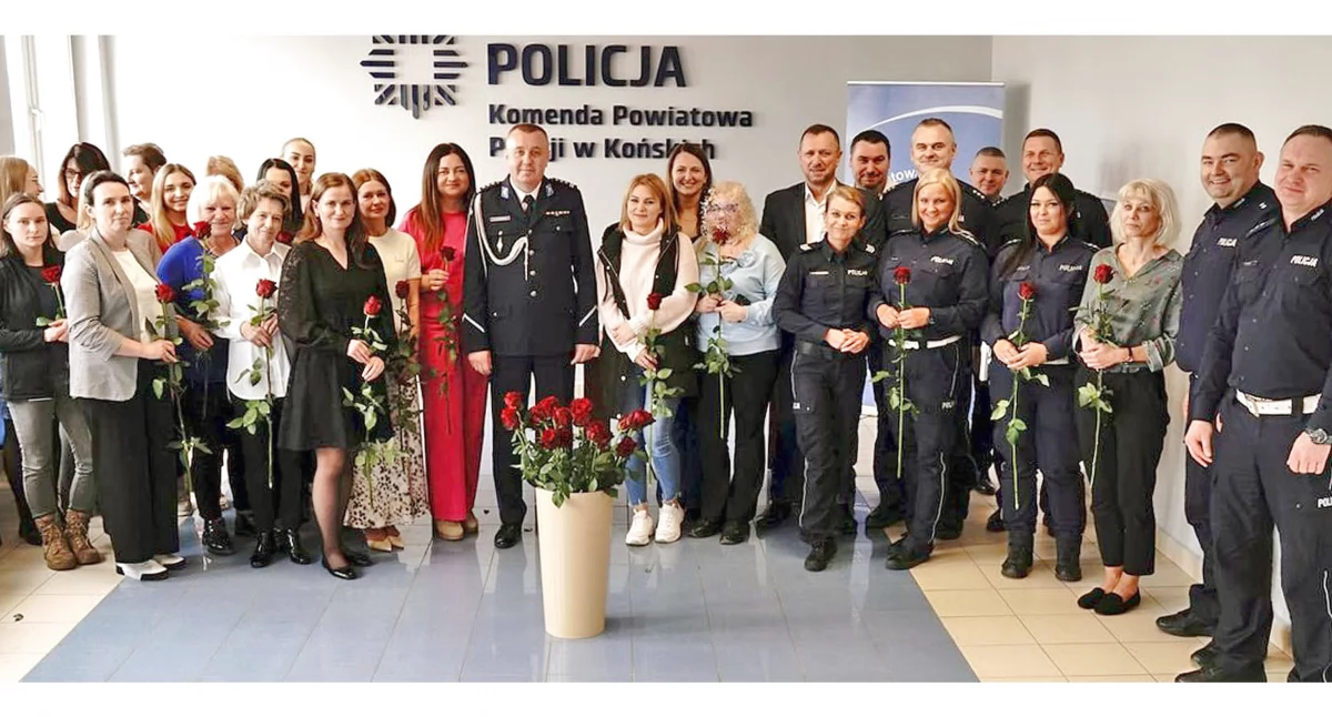 Pachnąco i na słodko. Uroczyste spotkanie z okazji Dnia Kobiet w Komendzie Powiatowej Policji w Końskich