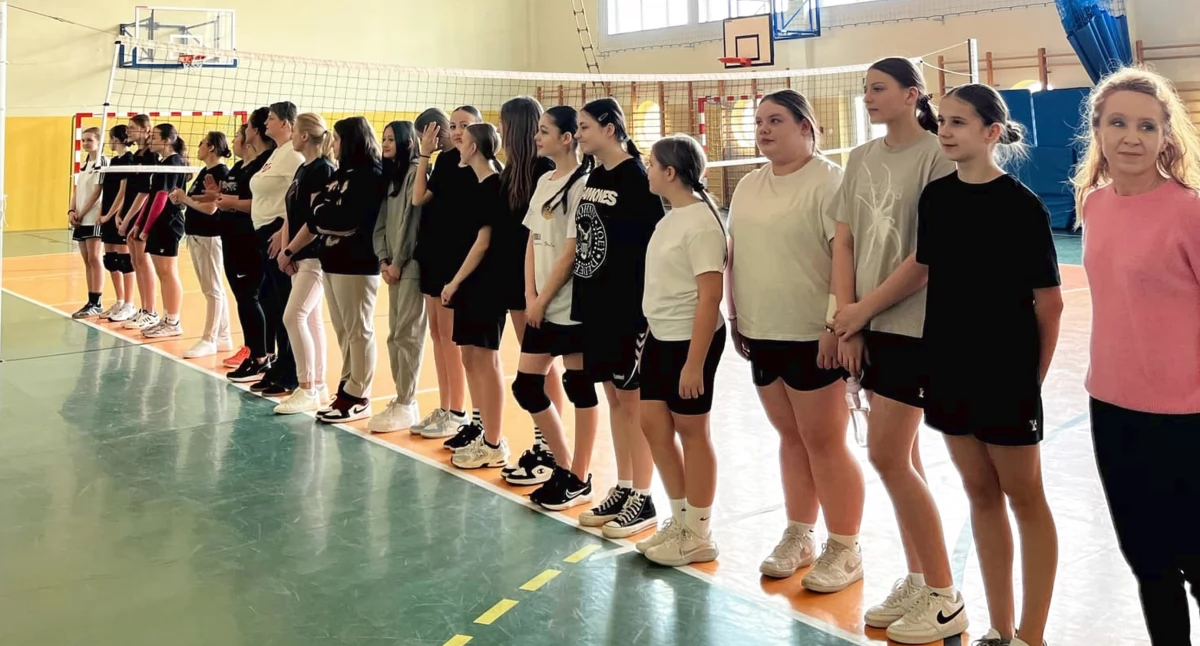 Rywalizacja w duchu fair play i sportowa radość. I Turniej Siatkarski z okazji Dnia Kobiet w Królewcu [ZDJĘCIA]