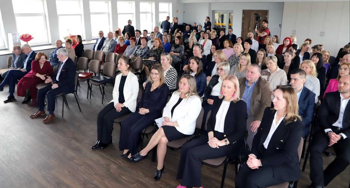 Powiatowe Centrum Pomocy Rodzinie w Końskich ma już 25 lat! Były wspomnienia, występy oraz jubileuszowy tort [ZDJĘCIA]