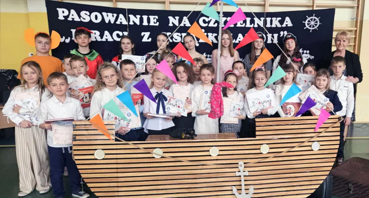 Piraci z Książkolandii. Pierwszoklasiści ze szkoły w Królewcu pasowani na czytelników [ZDJĘCIA]