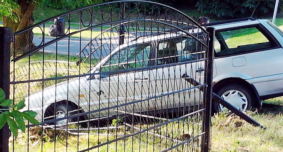 Kolizja drogowa w Radoszycach. 26-latka kierująca volkswagenem uderzyła w ogrodzenie... komisariatu policji