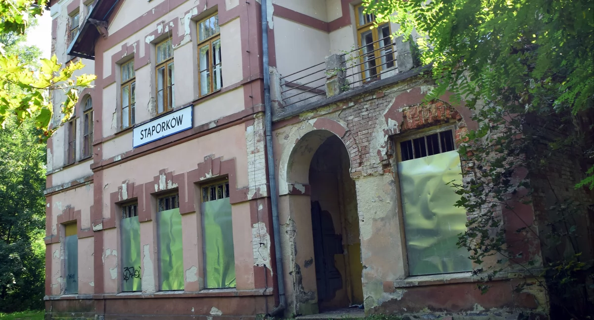 Dworzec PKP w Stąporkowie nie doczeka się remontu? A konecki i inne dworce podzielą ich los [ZDJĘCIA]