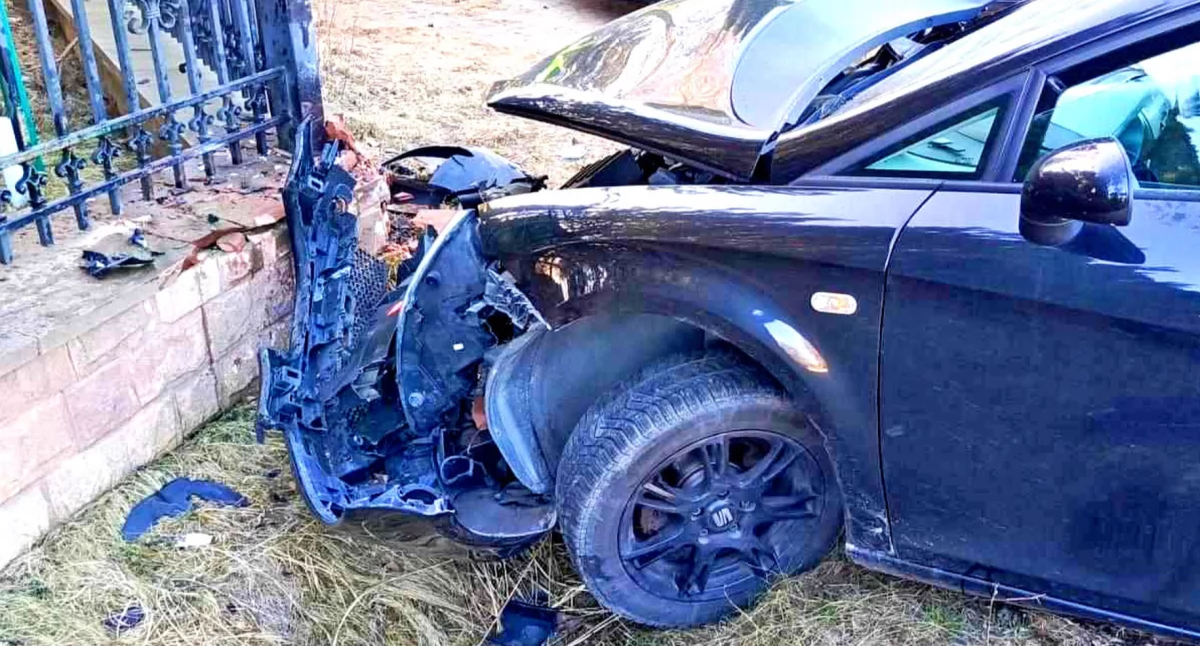 GMINA STĄPORKÓW. Wypadek w Hucisku. Seat na płocie, kierowca w szpitalu...