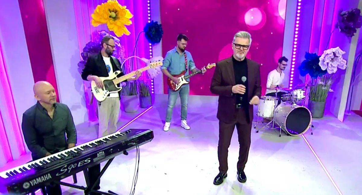 Piotr Salata z zespołem w Pytaniu na Śniadanie TVP2. Zaśpiewał utwór ze swojego najnowszego singla