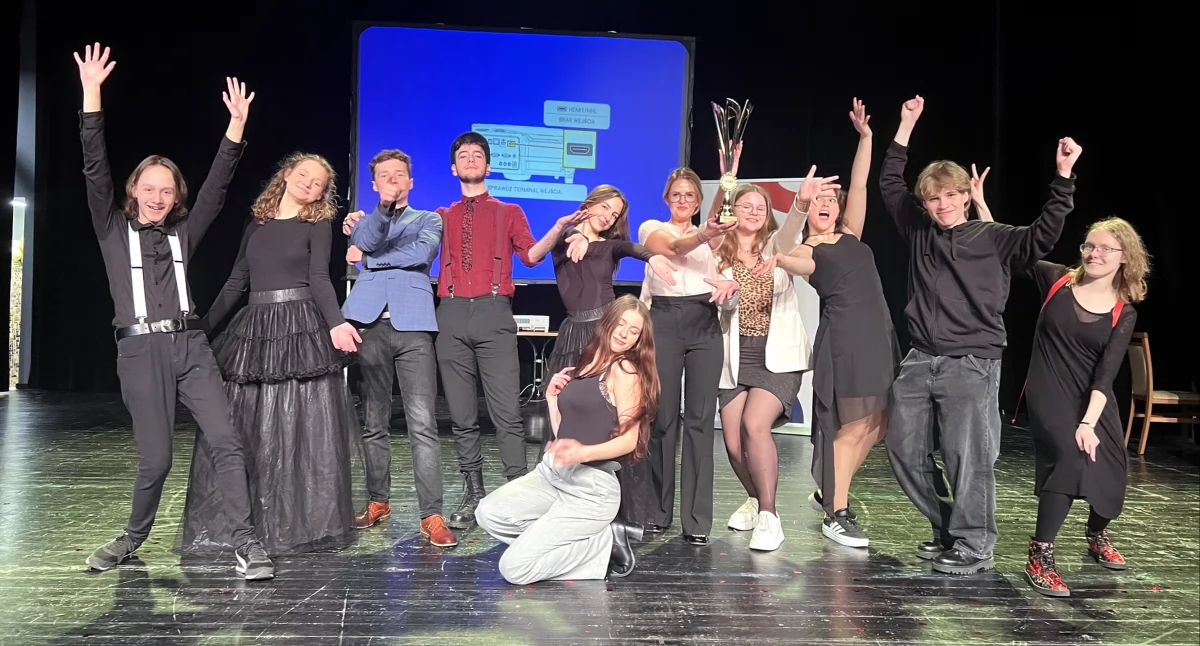 Teatr Lustro z II LO w Końskich zwycięski! Sukces spektaklu Rodzina - to od niej wszystko się zaczyna! [ZDJĘCIA]
