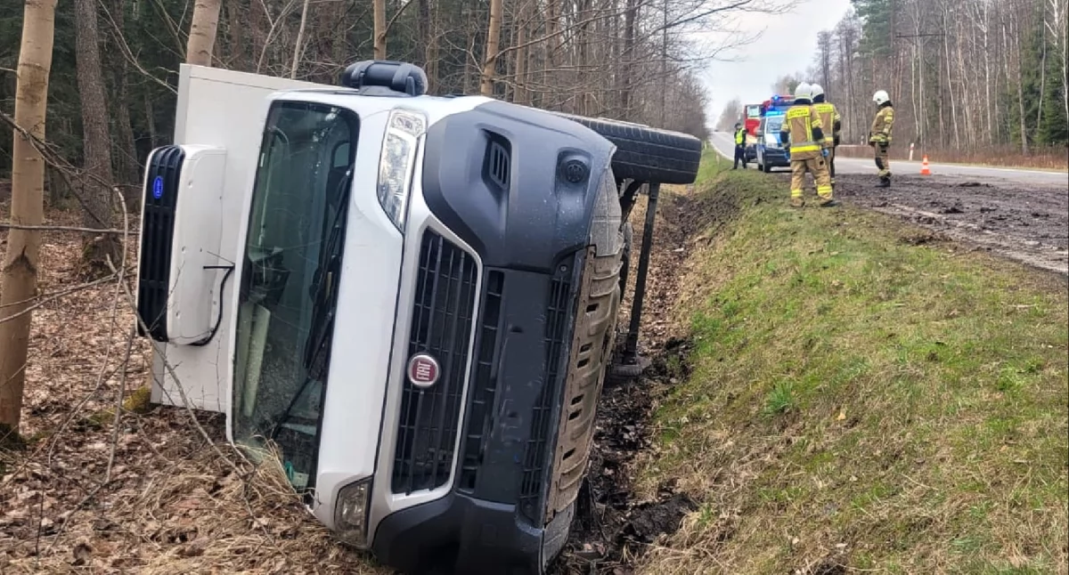 GMINA STĄPORKÓW. Wypadek w Odrowążu. Fiat ducato wpadł do rowu. Co było przyczyną?