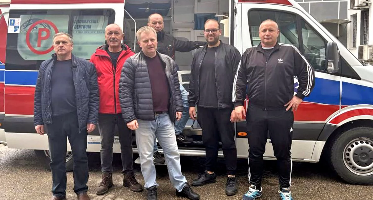 KOŃSKIE. Policjanci uczyli samoobrony ratowników medycznych zwiększając ich bezpieczeństwo