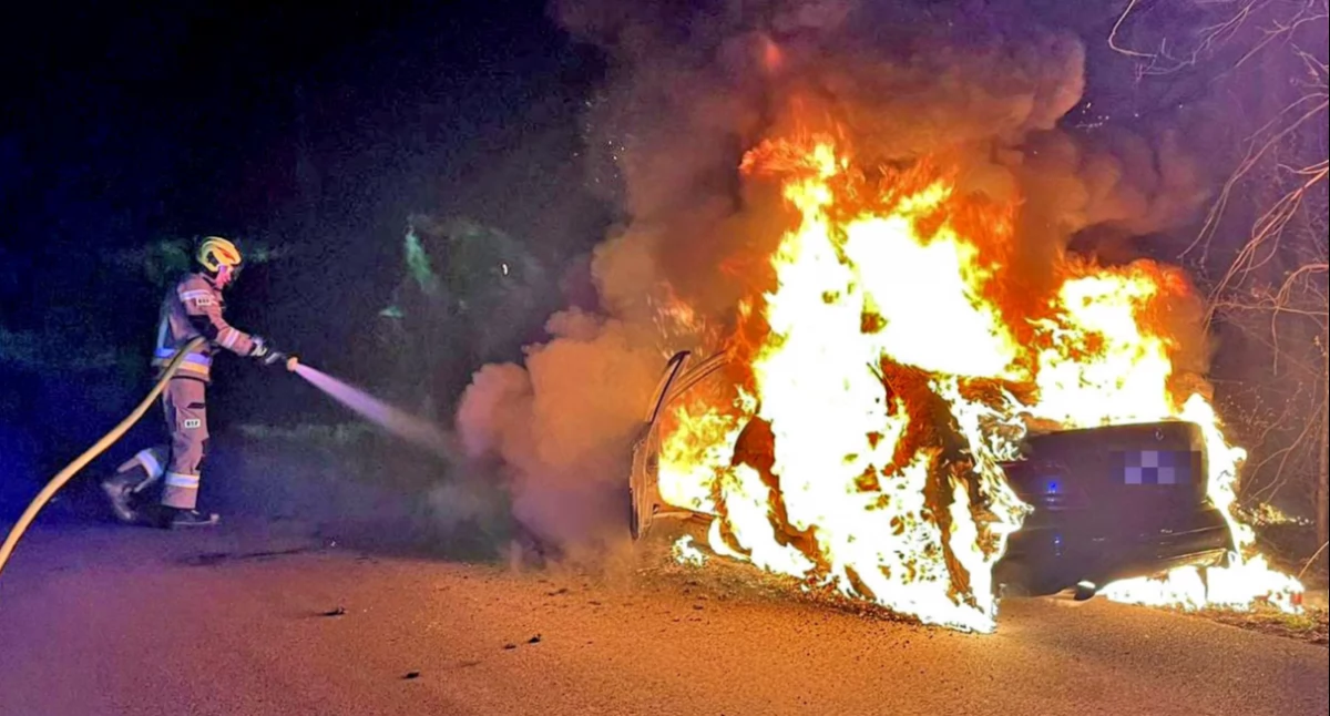 LIPA - JAKIMOWICE. Spalił się osobowy mercedes. Co było przyczyną pożaru? [ZDJĘCIA]