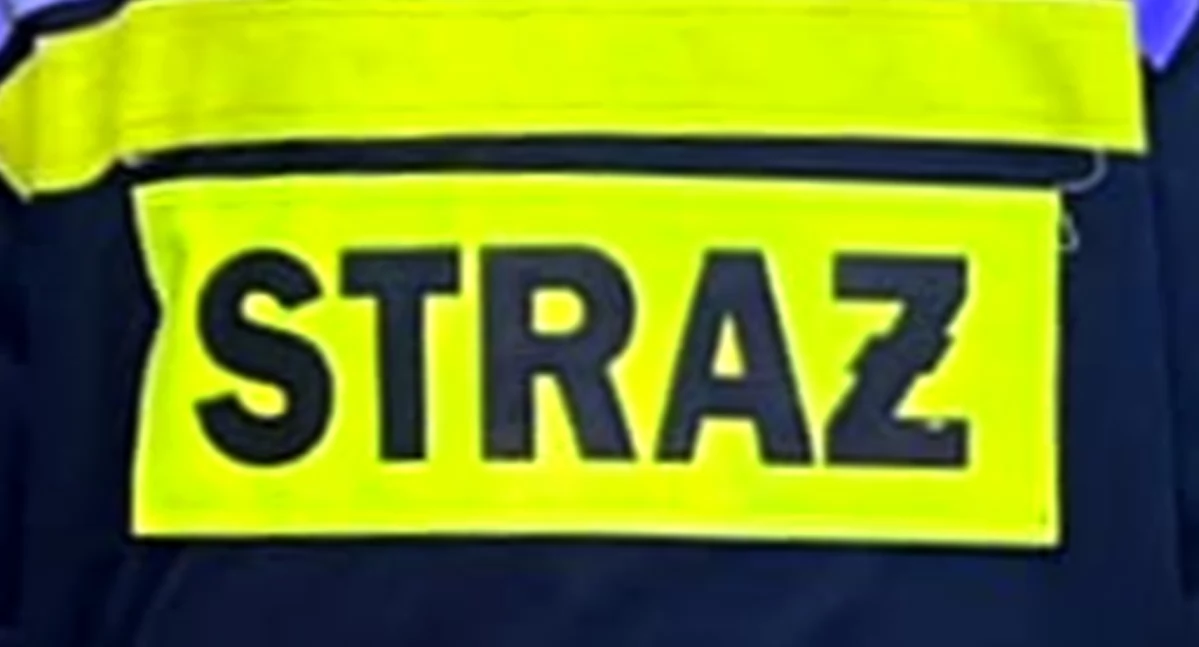 KOŃSKIE. Strażacy uwalniali małe dziecko z pułapki. Jego stopę przytrzasnęły drzwi
