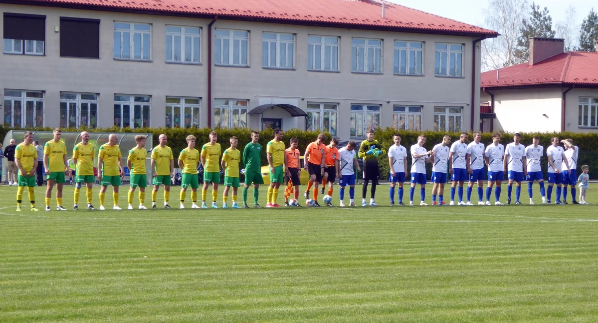 Świętokrzyska Klasa B, grupa 1. Tęcza Gowarczów podtrzymała dobrą ligową passę