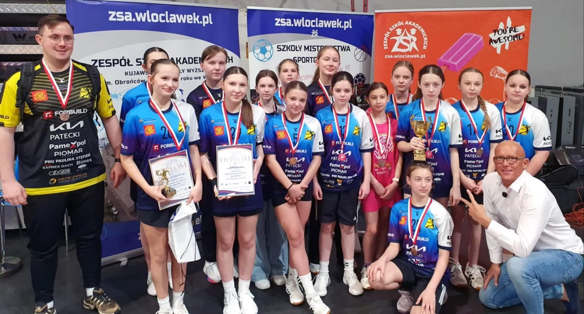 KOŃSKIE - WŁOCŁAWEK. Szczypiornistki KSSPR Końskie trzecie na Ogólnopolskim Turnieju Piłki Ręcznej Kręć Tą Ręką