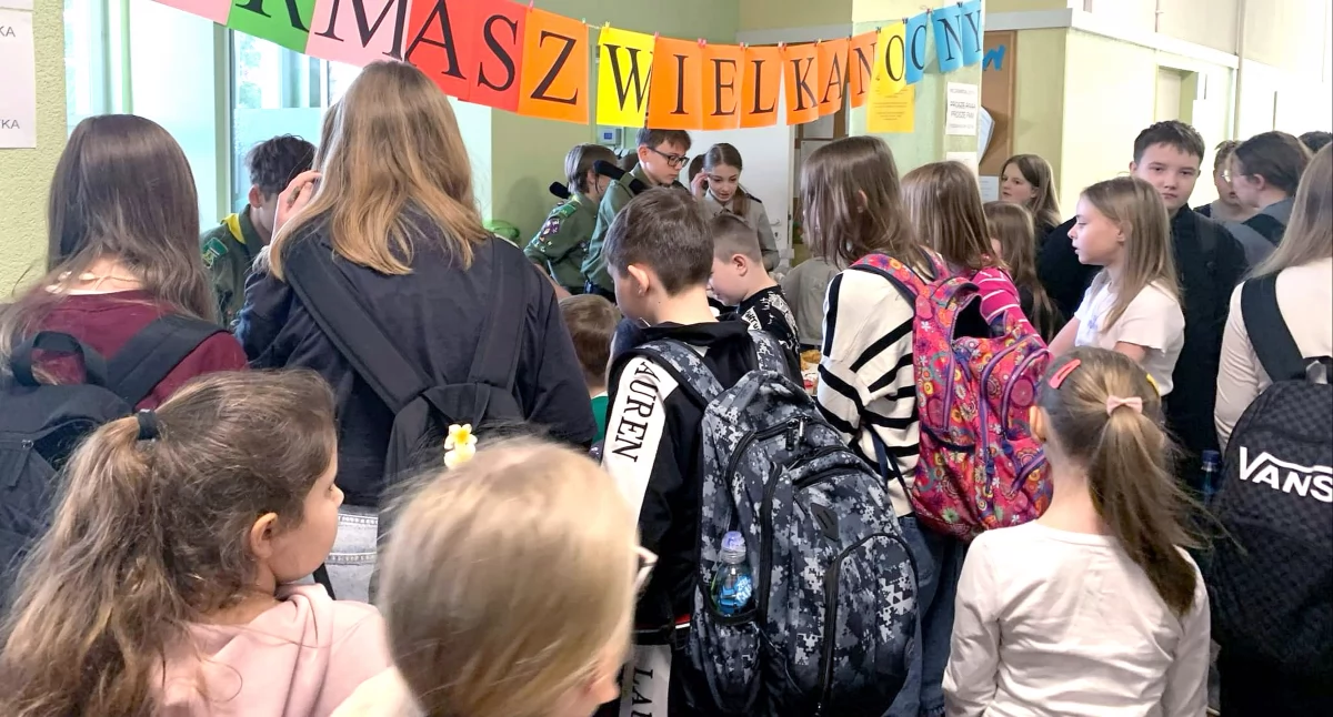 Charytatywny Kiermasz Wielkanocny w szkole w Radoszycach. Pieniądze wspomogą leczenie Bartosza Czarneckiego [ZDJĘCIA]