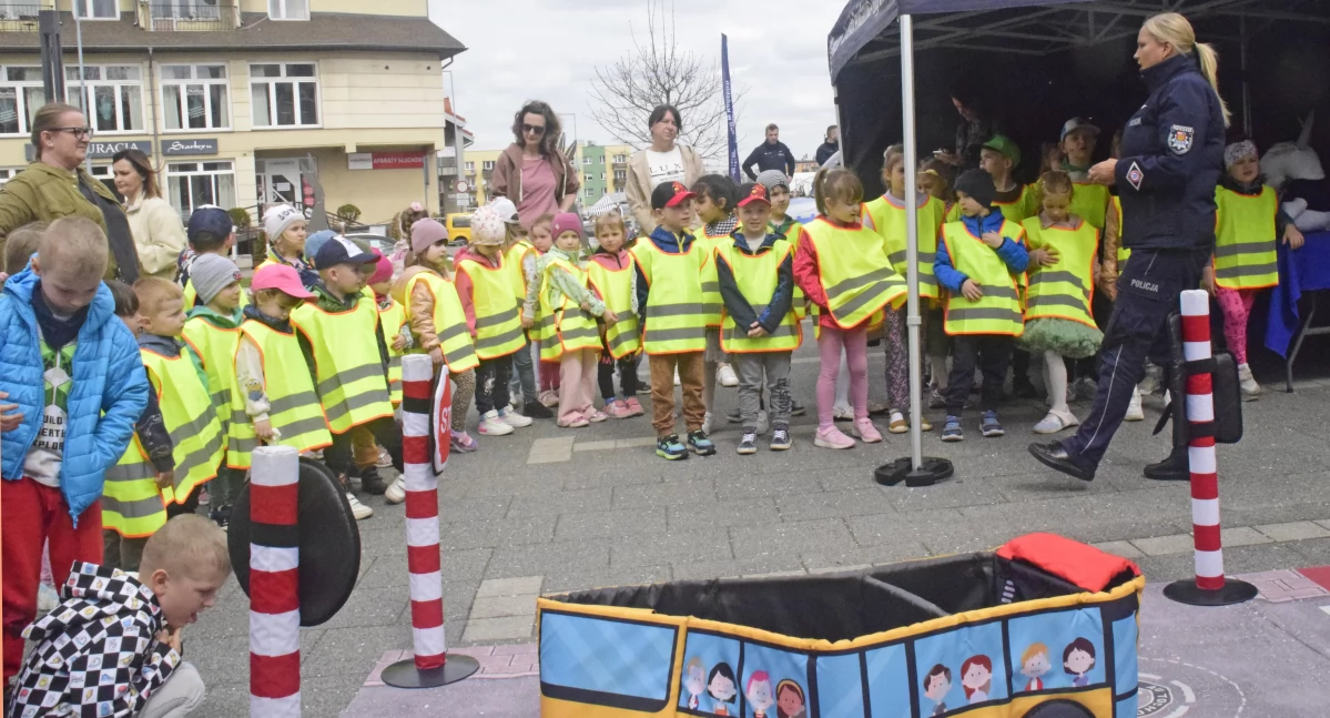 KOŃSKIE. Cztery zające i przedszkolaki - w policyjnym mundurze świąteczne pisanki  [ZDJĘCIA]