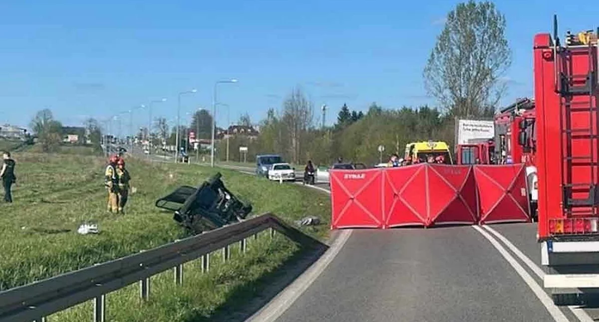 KOŃSKIE. Niebywała tragedia na ul. Kieleckiej. Dachowanie, potrącenie i śmierć mężczyzny [ZDJĘCIA]