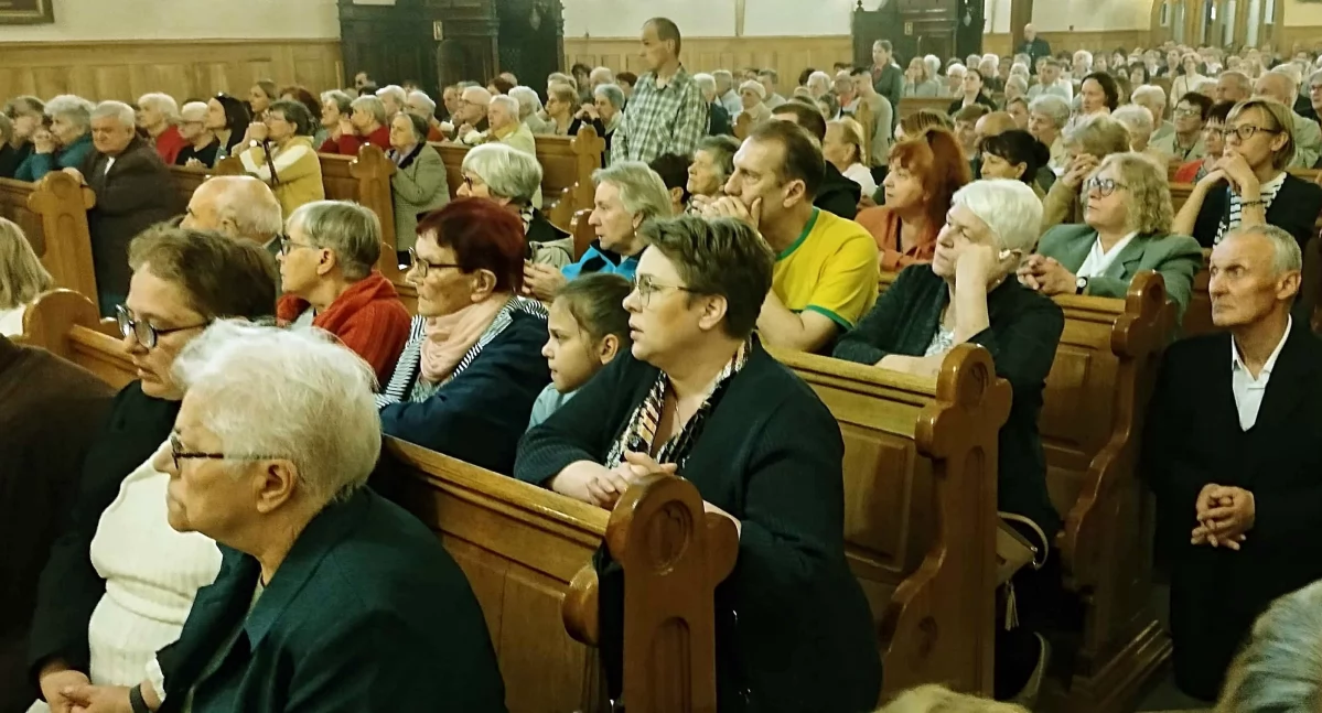 KOŃSKIE. Triduum Paschalne w kolegiacie. Wspominano drogę krzyżową, śmierć Jezusa na krzyżu i jego zmartwychwstanie [ZDJĘCIA]