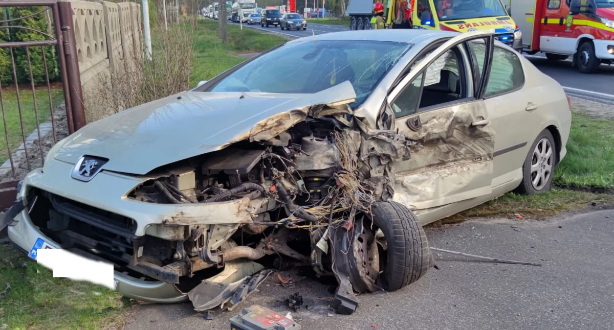 KOŃSKIE. Zderzenie samochodów na granicy powiatów. Działali strażacy z Końskich, a następnie z Opoczna [ZDJĘCIA]