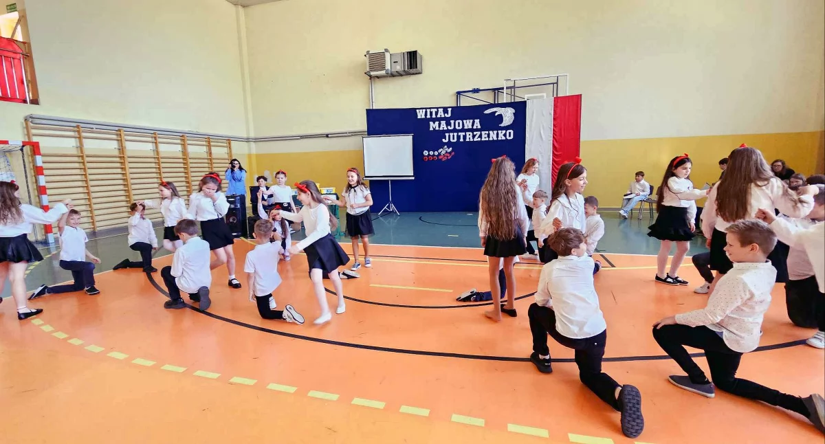 Witaj majowa jutrzenko! Społeczność szkoły w Królewcu radośnie i uroczyście upamiętniła 234 rocznicę uchwalenia Konstytucji 3 Maja [GALERIA ZDJĘĆ]