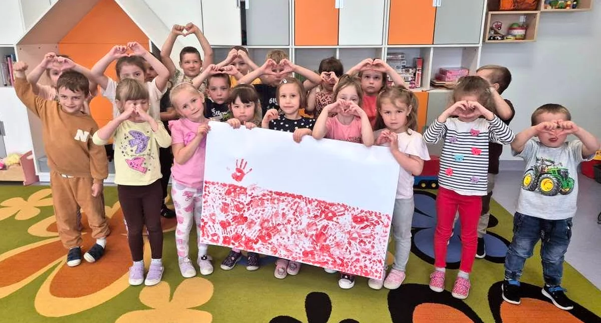 Piękna lekcja patriotyzmu! Majowe święta w przedszkolu i w szkole w Fałkowie [GALERIA ZDJĘĆ]