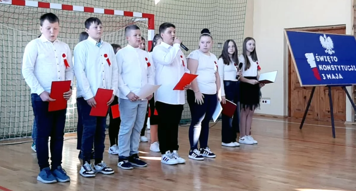 Żywa lekcja historii. Święto Narodowe Trzeciego Maja w szkole w Czermnie [ZDJĘCIA]