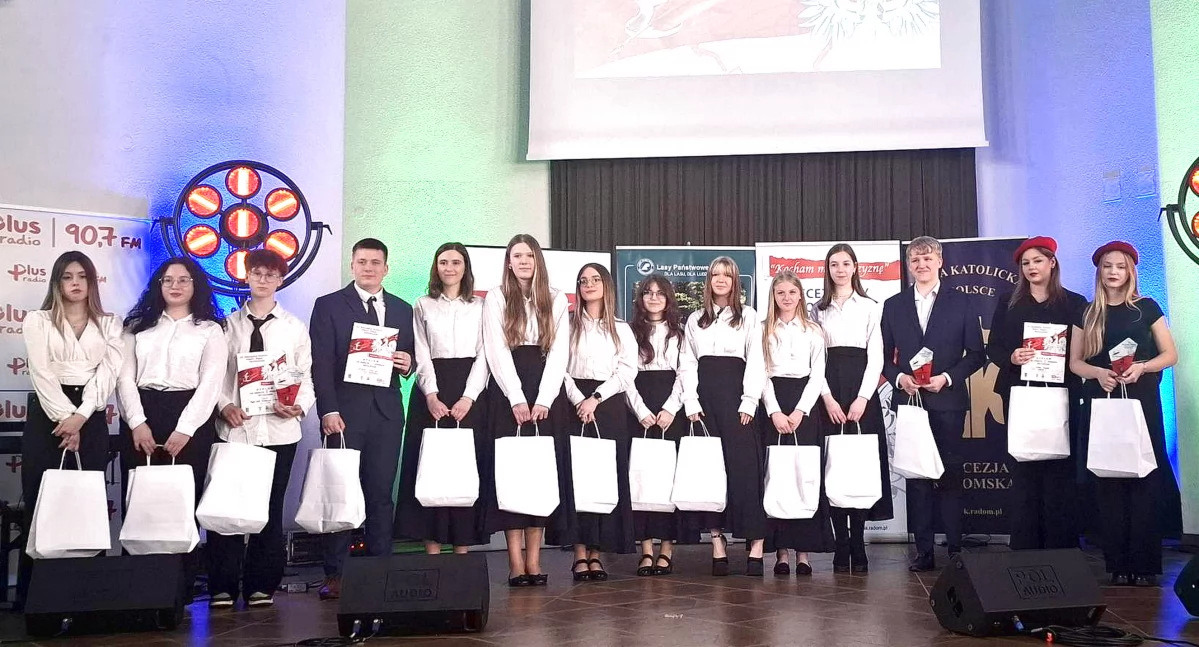 Uczniowie szkół z powiatu koneckiego wśród laureatów XX Diecezjalnego Konkursu Pieśni i Poezji Patriotycznej Kocham moją Ojczyznę [ZDJĘCIA]