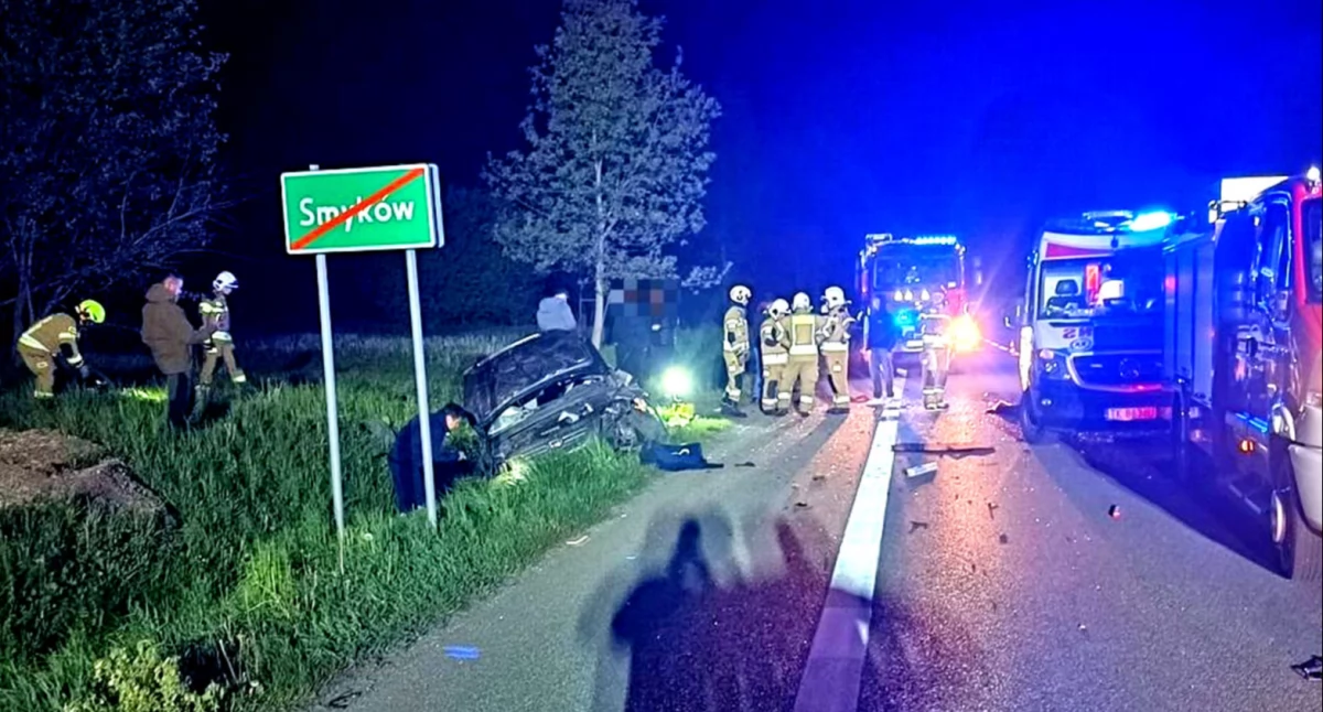 Wypadek w Smykowie. Dachował poza asfaltem. Kierowca w stanie ciężkim zabrany do szpitala [ZDJĘCIA]