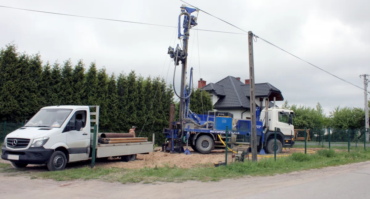 GMINA SMYKÓW. Trwają poszukiwania wody. Rozpoczęto prace związane z odwiertami kontrolnymi