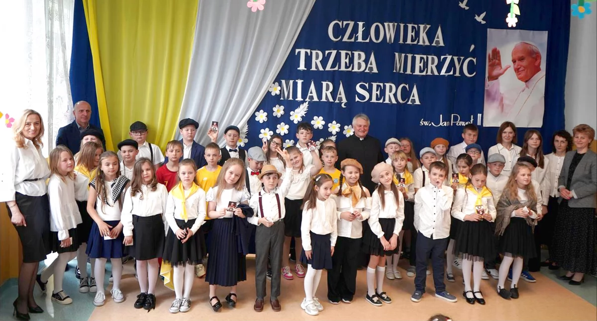 Człowieka trzeba mierzyć miarą serca. Akademia ku czci wielkiego Papieża Polaka w SP im. Jana Pawła II w Gowarczowie [ZDJĘCIA]