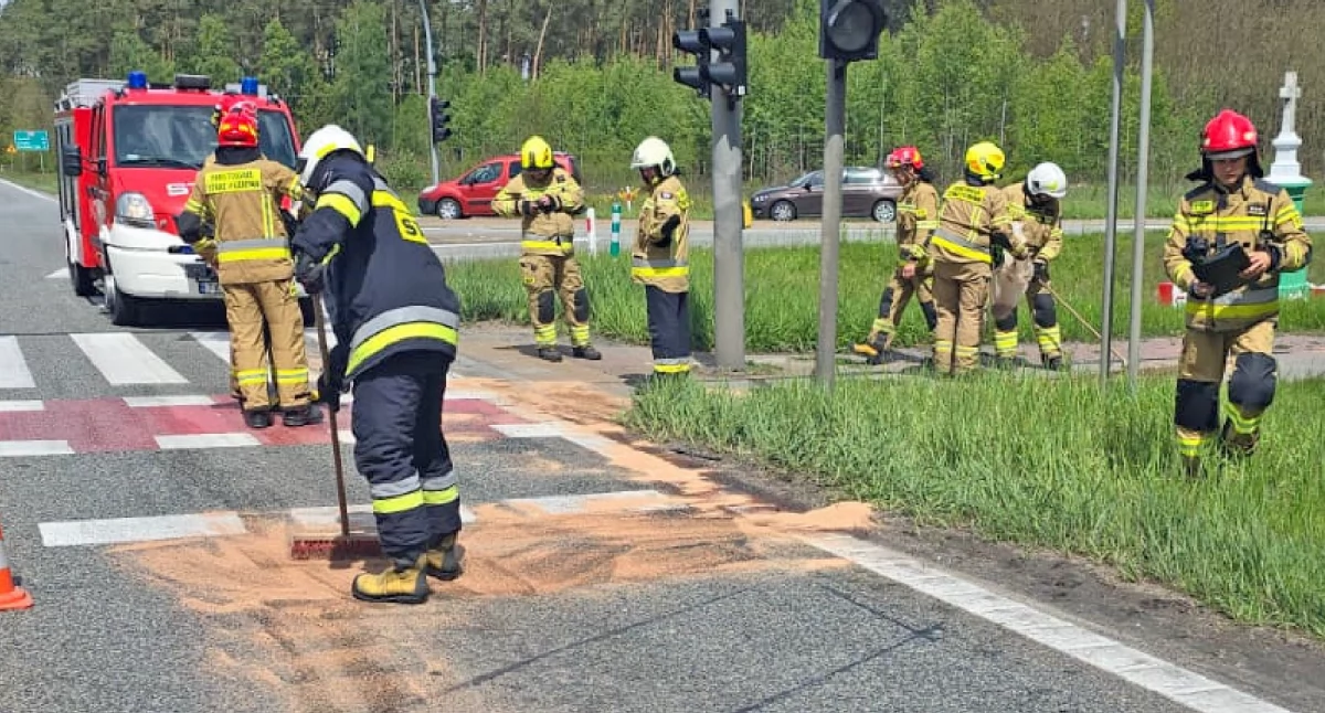 GMINA RADOSZYCE. Kolizja samochodu dostawczego i osobowego. Strażacy mieli pełne ręce roboty