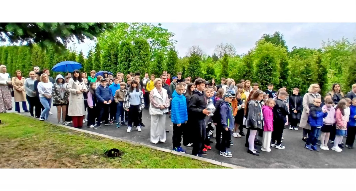 ROGÓW. Msza święta, kwiaty, światła pamięci i papieskie kremówki - święto patrona szkoły [ZDJĘCIA]