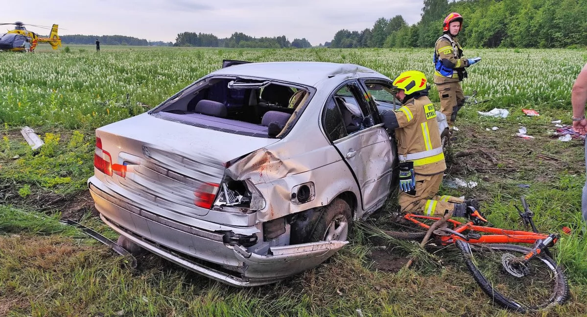 Wypadek w Bedlenku. Kierujący BMW potrącił 5 rowerzystów. Wszyscy rowerzyści i 6-latka z BMW trafili do szpitala [ZDJĘCIA]