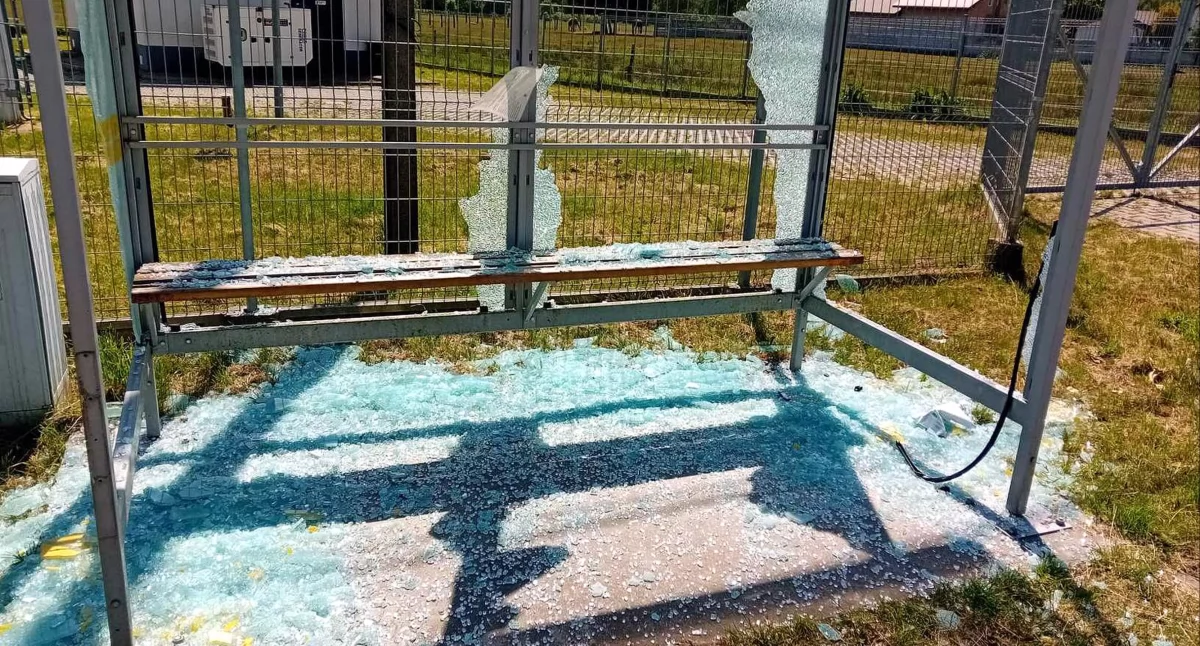GMINA SMYKÓW. Akty wandalizmu w Matyniowie i Piaskach Królewieckich. Wandale na gościnnych występach?