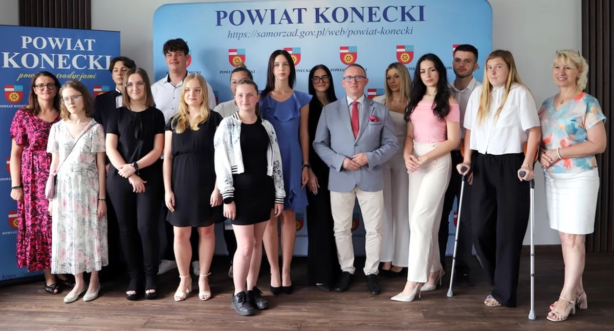 Uczniowie z powiatu koneckiego docenieni za wybitne osiągnięcia. Otrzymali stypendia i wyróżnienia