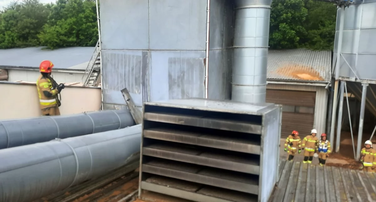 GATNIKI. Eksplozja i pożar w stolarni. Wybuchł filtr, zapalił się silos z trocinami [ZDJĘCIA]