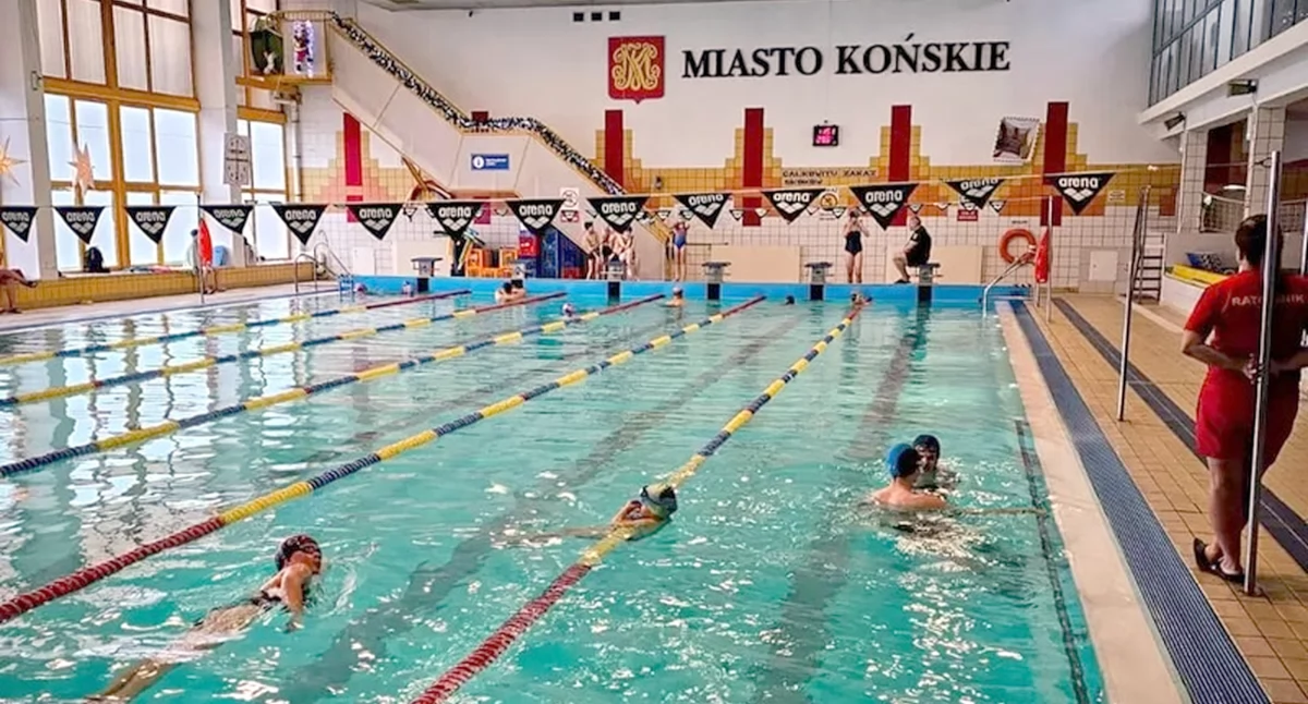 KOŃSKIE. Darmowa pływalnia dla dzieci ze szkół podstawowych gminy Końskie w wakacje