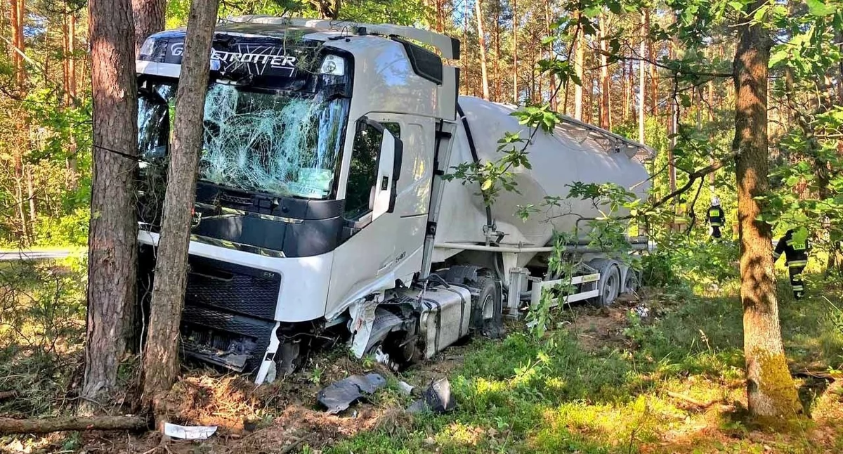 GMINA RADOSZYCE. Zderzenie osobówki z cysterną. Strażacy cięli karoserię, uwalniali kierowcę [ZDJĘCIA]
