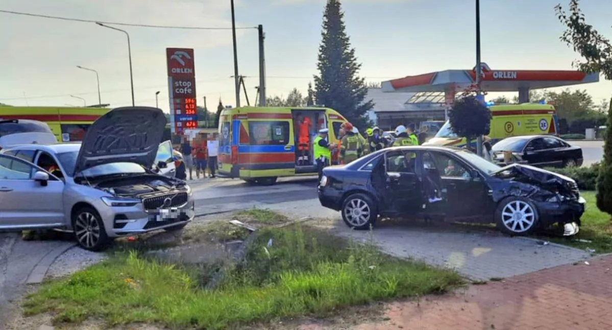 RADOSZYCE.  Fatalne wyprzedzanie. Audi i volvo zderzyły się
