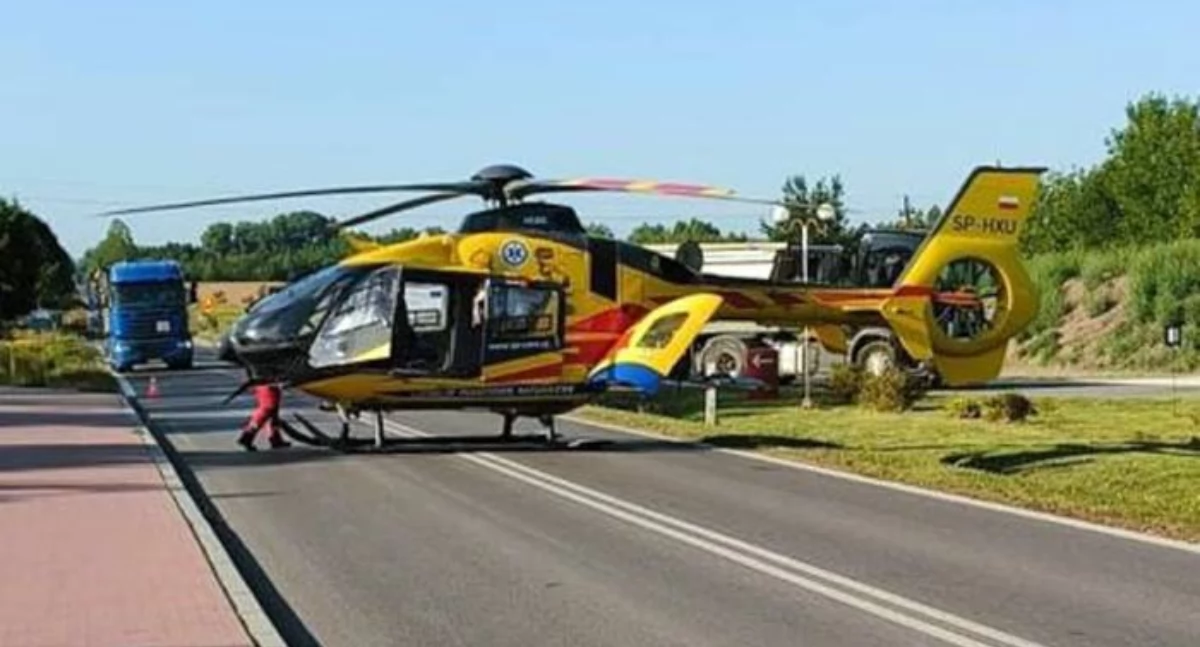 Po zderzeniu trzech pojazdów w Gowarczowie, motocyklista w stanie krytycznym zabrany do szpitala