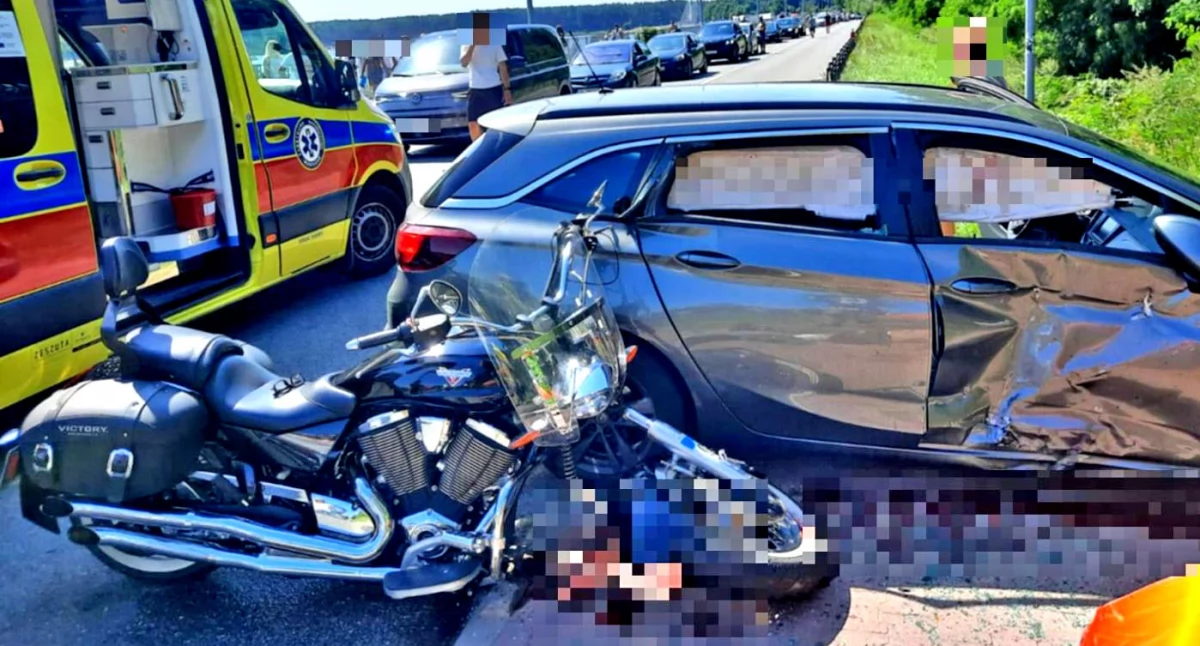 Motocyklem najechał na skręcającego opla