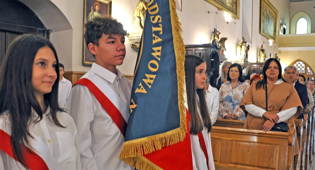 KOŃSKIE. Mszą świętą w kolegiacie rozpoczął się rok szkolny. Z udziałem uczniów, nauczycieli, rodziców, burmistrzów [ZDJĘCIA]