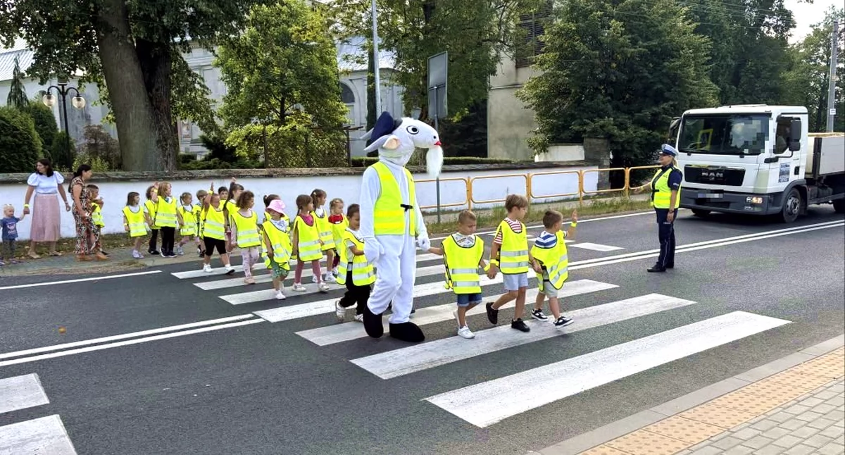 POWIAT KONECKI. Policjanci dbali, by wakacje były bezpieczne. Akcje profilaktyczne z najmłodszymi [ZDJĘCIA]