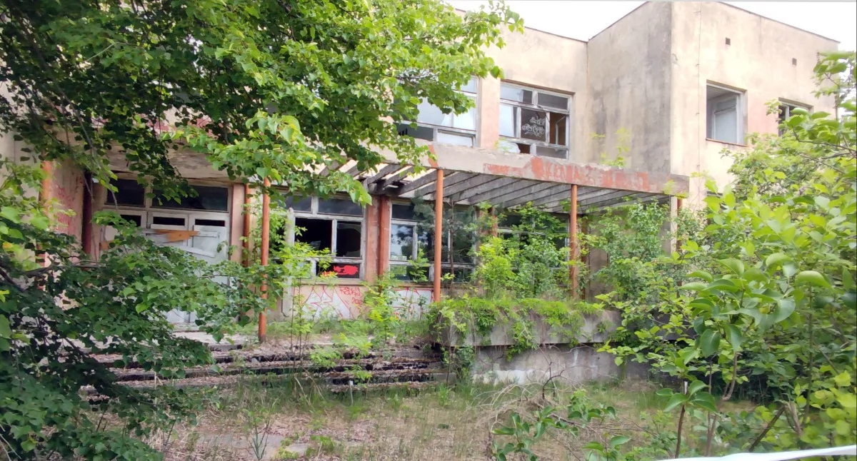 PARDOŁÓW. Z popiołów powstała, w popiół się obróci. Szkoła odchodzi w zapomnienie....