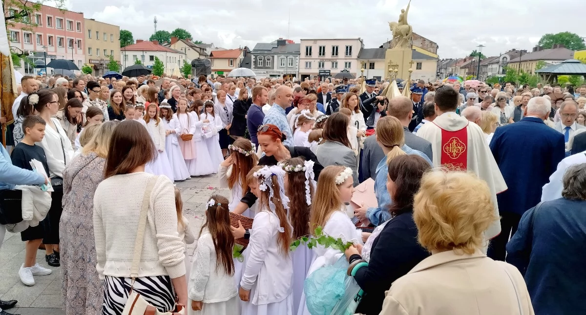Boże Ciało w Końskich. Bóg wyszedł na ulicę, między domy, bloki i ludzi