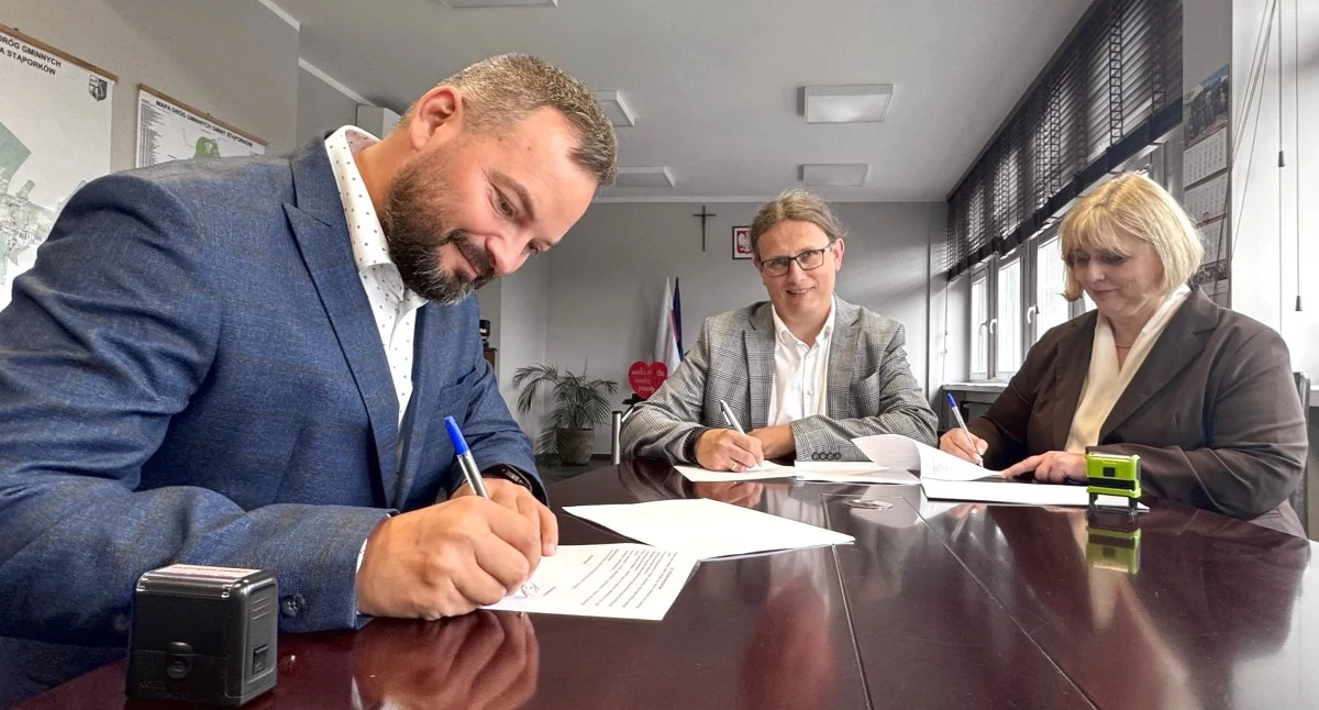 Kolejna droga w gminie Stąporków zyska nowe oblicze. Umowa na przebudowę drogi Odrowąż - Błaszków podpisana