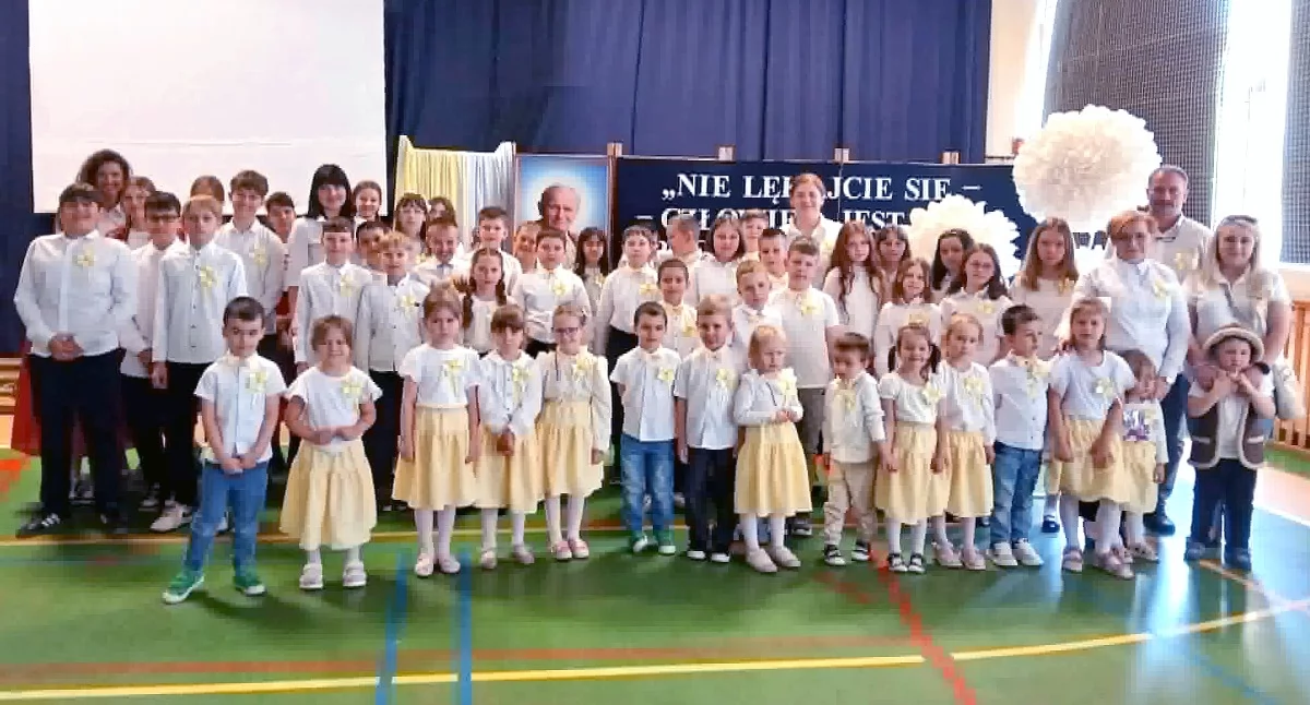 ROGÓW. Dzień Patrona szkoły. Dwie dekady pamięci o świętym Janie Pawle II Wielkim